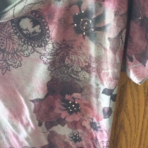 Vanity XS Grey Top with Pink Accents - Picture 3 of 4